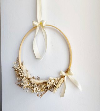 Aro decorativo con flores secas
