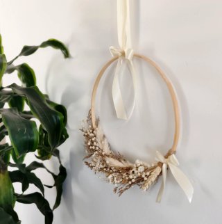 Aro decorativo con flores secas