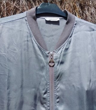 Cazadora raso gris con cremallera