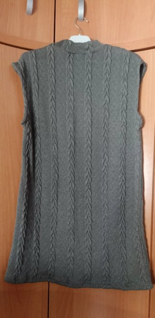 Vestido de punto gris sin mangas.