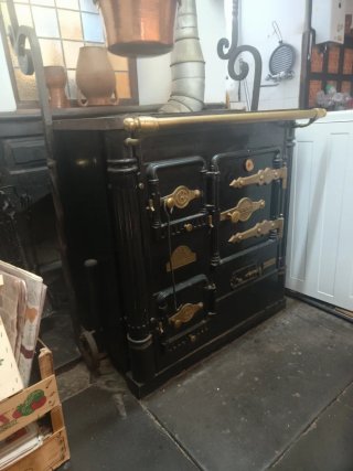 Cocina Económica Hergom Negra y Dorada