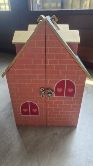 Casita de muñecas con figuras y muebles
