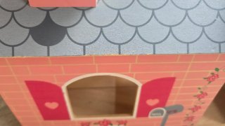 Casita de muñecas con figuras y muebles