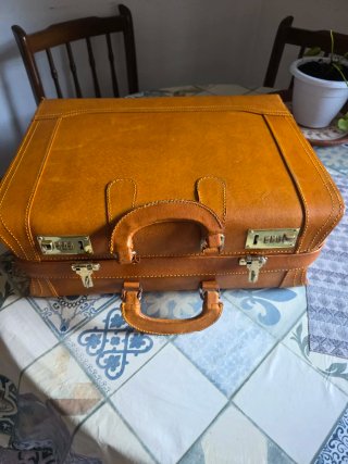 Maletín Cuero Vintage Combinación Dorado.