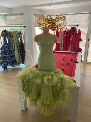 292. Exclusivo traje de flamenca verde y amarillo