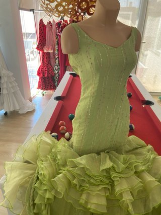 292. Exclusivo traje de flamenca verde y amarillo