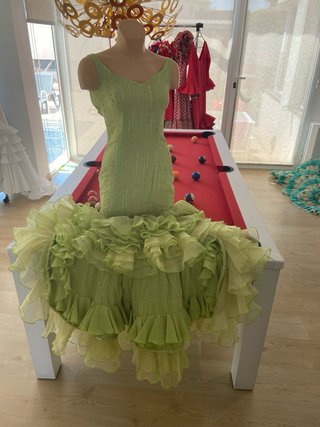 292. Exclusivo traje de flamenca verde y amarillo