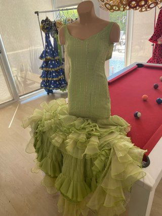 292. Exclusivo traje de flamenca verde y amarillo