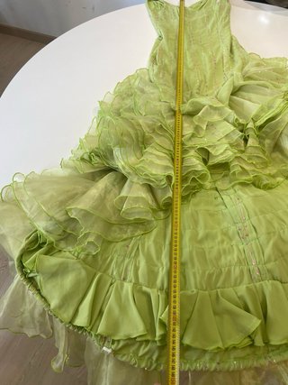 292. Exclusivo traje de flamenca verde y amarillo