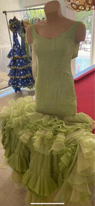 292. Exclusivo traje de flamenca verde y amarillo