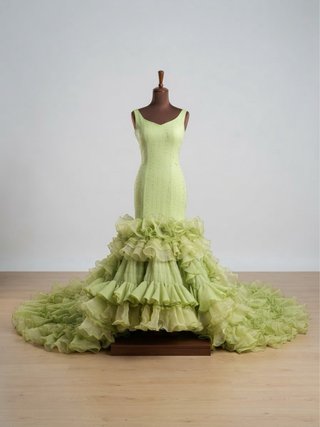 292. Exclusivo traje de flamenca verde y amarillo