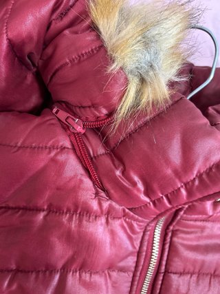 Abrigo acolchado con capucha de pelo