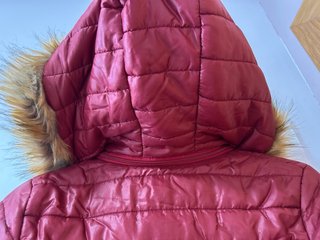 Abrigo acolchado con capucha de pelo