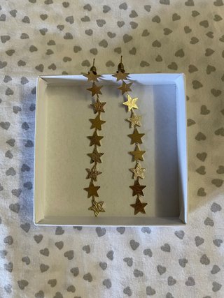 Pendientes largos de estrellas doradas