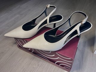 ZARA Tacones en Punta Beige Elegantes