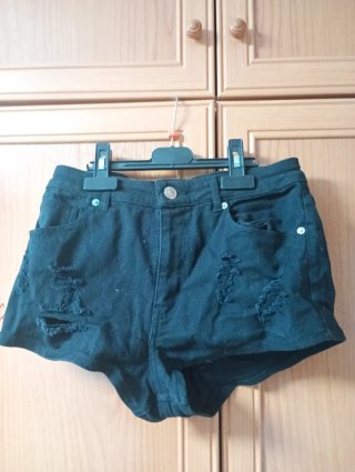 Pantalón corto vaquero negro desgarrado