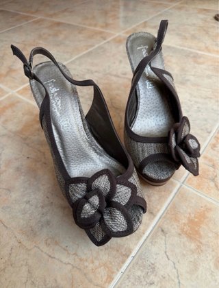 Zapatos de tacón marrones con flor