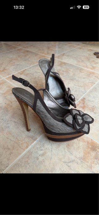 Zapatos de tacón marrones con flor