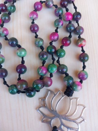 Collar Japamala de 54 cuentas con colgante de flor