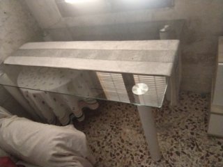 Mesa de cristal beige y transparente