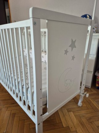 Cuna de bebé blanca con osito