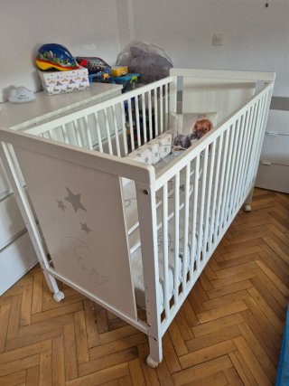 Cuna de bebé blanca con osito