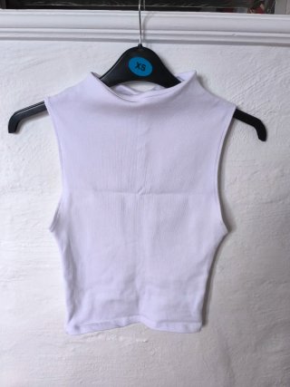 Top blanco cuello alto sin mangas Talla M