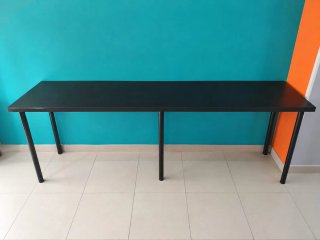 Mesa negra larga . Med: 2m de largo 60cm de ancho.