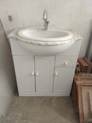 Mueble de baño con lavabo y mármol y grifo