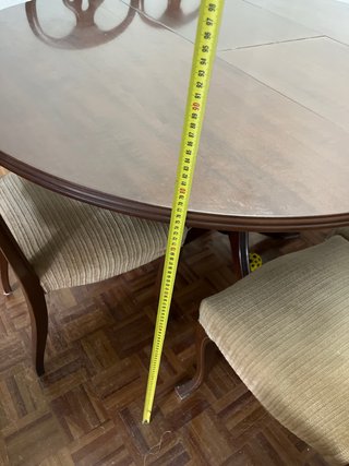 Mesa comedor extensible y 6 sillas madera oscura.