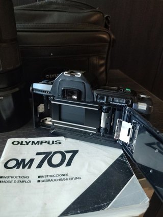 Olympus OM-707 Cámara Analógica + Teleobjetivo