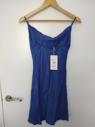 Lote 2 vestidos cortos de raso color rosa y azul.