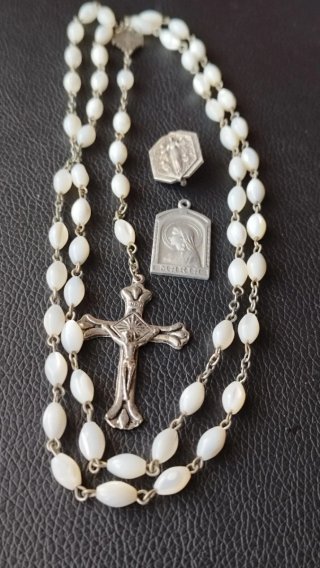 Lote religioso antiguo: rosario y medallas