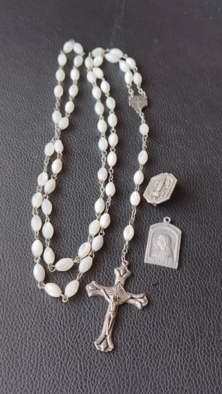 Lote religioso antiguo: rosario y medallas