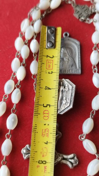 Lote religioso antiguo: rosario y medallas