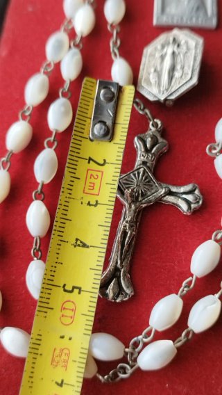 Lote religioso antiguo: rosario y medallas