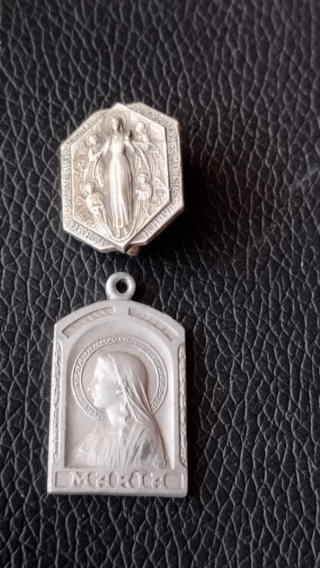 Lote religioso antiguo: rosario y medallas