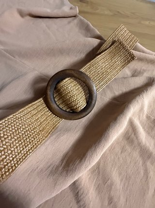Vestido bege com cinto