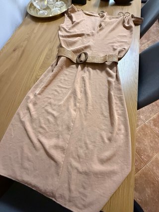 Vestido bege com cinto