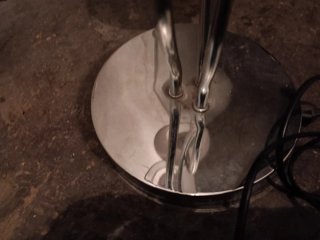 Lámpara de mesa plateada y blanca
