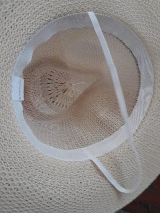 Cappello di paglia beige con nastro