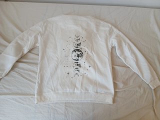 Sudadera blanca con capucha y lunas