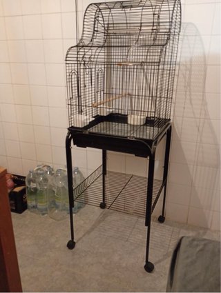 Jaula grande para pájaros, casi nueva.