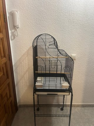 Jaula grande para pájaros, casi nueva.