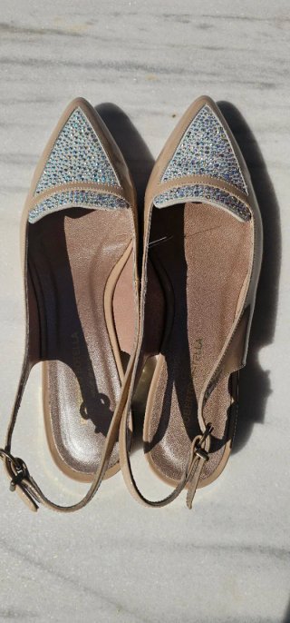 Zapatos de fiesta beige y dorados con pedrería