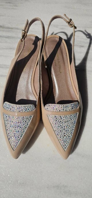 Zapatos de fiesta beige y dorados con pedrería