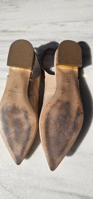 Zapatos de fiesta beige y dorados con pedrería