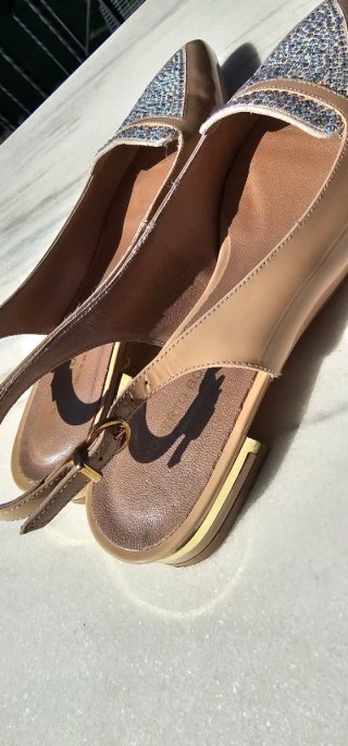 Zapatos de fiesta beige y dorados con pedrería