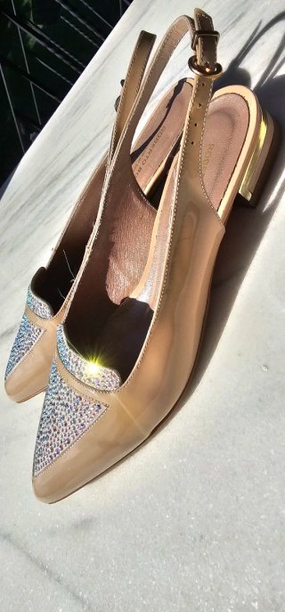 Zapatos de fiesta beige y dorados con pedrería