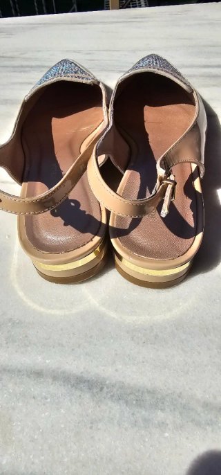 Zapatos de fiesta beige y dorados con pedrería